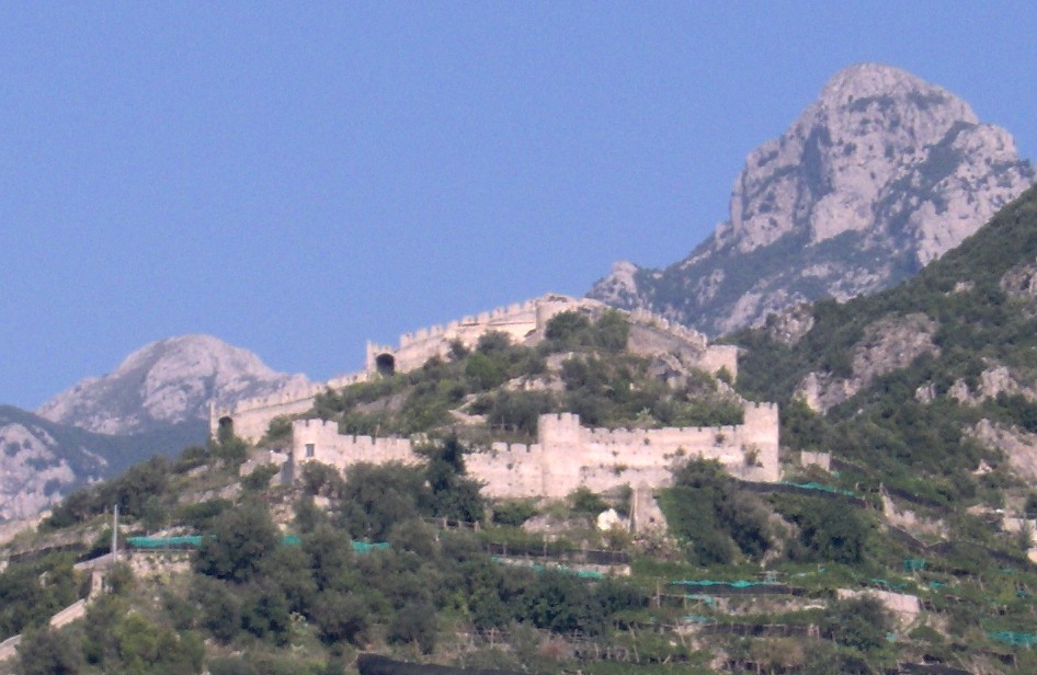 cote amalfitaine, maiori, chateau saint nicolas de thoro